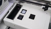 Impresora UV 6090 Hoson de 3 cabezales I3200 con barniz blanco y posicionamiento visual