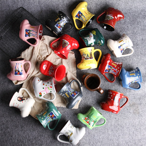 Taza de Porcelana Económica con Diseño Minimalista de Bota Navideña, Acabado Rojo Glaseado, Origen Fujian, No Tóxica, Libre de Plomo y Cadmio, en Promoción - Product Image 2