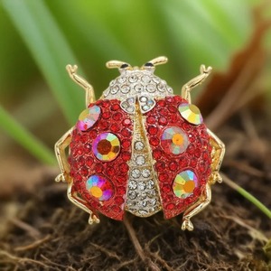 Nuevo Broche Universal de Aleación con Diseño Creativo de Mariquita de Siete Puntas con Incrustaciones de Diamantes, Pin a Juego para Ropa de Hombre y Mujer - Product Image 1