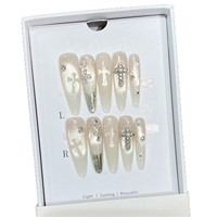 Ongles longs faits main à pression, motif œil de chat argenté, croix gothique et perles diamantées, élégants ongles français chic, vente en gros