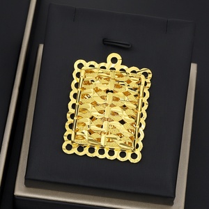 Pendentif de mariage carré grand format plaqué or 24 carats avec sertissage griffe, design JXX, bijoux unisexe - Product Image 3