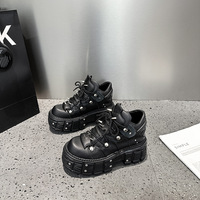 Rivet Tide Retro Metal Leather Chelsea Boots Chaussures à fond épais Muffin Torre avec style occidental pour la saison d'automne et d'hiver