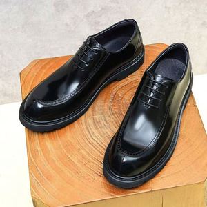 Chaussures basses en cuir de vachette noir pour hommes, idéales pour le bureau et les occasions formelles - Product Image 2