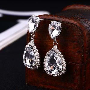 Boucles d'oreilles tendance pour femmes en laiton plaqué argent brillant avec cristaux en forme de goutte d'eau, accessoires quotidiens, bijoux de reine, style coréen - Product Image 1