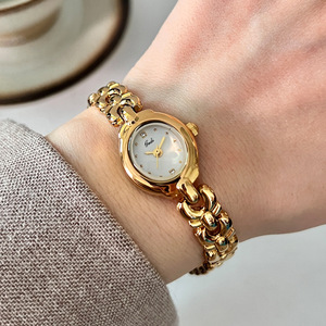 Montre ovale à quartz pour femme de style français, chaîne tressée, étanche, élégante et polyvalente pour le travail quotidien et les occasions décontractées - Product Image 1