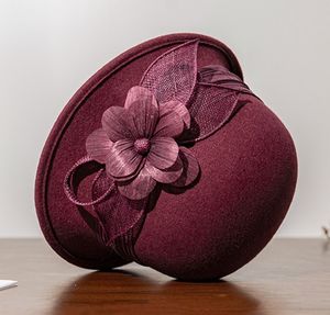 หมวกทรงสูงปีกม้วนขนาดเล็ก รุ่น A120605 วินเทจ ลายดอกคามิลเลีย ทำจากผ้าขนสัตว์ สำหรับงานเลี้ยง งานพิธีการ งานแต่งงาน ใช้ได้ทุกฤดู ประดับด้วยดอกไม้ - Product Image 2