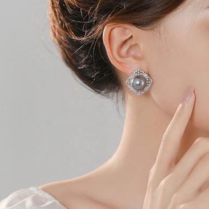 Boucles d'oreilles à clous de style rétro européen américain pour femmes, zircon, imitation perle, argent plaqué or, géométrique, haut de gamme, luxe, polyvalent - Product Image 4