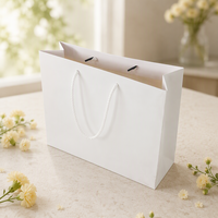 Sac cadeau en carton rigide avec poignée en corde torsadée, sac de transport pour le commerce de détail avec impression personnalisée du logo