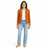 Cardigan en tricot caramel pour femme, ouvert sur le devant, bord festonné, boutons dorés, tricot fin, collection boutique