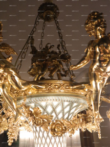 Lámpara Colgante Decorativa de Cristal con Flecos, Bañada en Oro de 24K, con Ocho Ángeles de Latón y Cerámica, para Decoración de Villas - Product Image 2