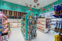 Mini-marché, présentoir en bois, barre de chocolat, bonbons au chocolat, gondole