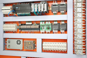 Machine de soufflage automatique pour bouteilles de détergent et fûts d'huile, multi-cavités, débavurage, IML, récupération des déchets, traitement des matériaux plastiques - Product Image 6