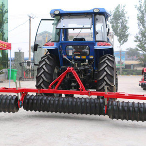 Rouleau de compression manuel pliable à suspension simple pour tracteur, couleur rouge, facile à utiliser - Product Image 1