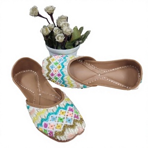 Chaussures plates pour femmes en cuir de vache, style artisanal traditionnel du Rajasthan, à lacets floraux, tendance mode personnalisée 2026 - Product Image 2