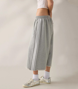 Culotte <span class=keywords><strong>de</strong></span> jogging capri pour <span class=keywords><strong>femme</strong></span> en molleton bouclé <span class=keywords><strong>de</strong></span> coton chiné, taille haute, style sarouel, avec taille élastique côtelée et bandes latérales blanches - Product Image 2