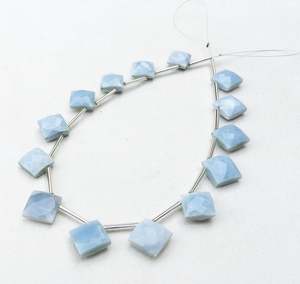Vente en gros de 14 pièces de perles de briolette carrées à facettes en opale bleue naturelle unique 1 brin pour la fabrication de bijoux en cristal - Product Image 3
