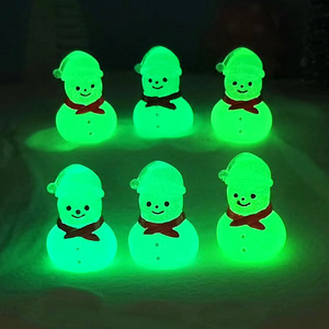 Adornos de muñeco de nieve de micropaisaje navideño moderno, objetos decorativos de escritorio luminosos bonitos, accesorio transfronterizo de resina - Product Image 2