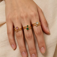 Bague double fine minimaliste chic en acier inoxydable plaqué or 18 carats avec zircon cubique en forme d'hexagone