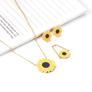 Conjunto de Collar y Pendientes de Moda Chapados en Oro PVD de 18K, Accesorios de Acero Inoxidable con Diseño de Girasol para Mujer - Product Image 2