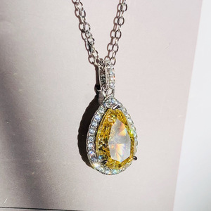 Collana con Ciondolo a Goccia per Donna, Elegante e Versatile, per Uso Quotidiano e Feste - Product Image 3