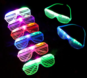 Lunettes de soleil LED néon pour enfants et adultes, accessoires lumineux tendance pour Halloween, Noël, anniversaires, fabriquées en plastique - Product Image 3