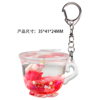 Porte-clés en plastique en forme de tasse, rempli de liquide rouge et violet, avec animal en carton, flotteur en résine et confettis scintillants à l'intérieur, idéal pour les cadeaux
