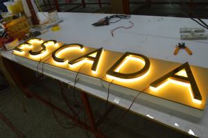 公司用带背光显示器的定制发光二极管电子标牌，配有发光二极管灯条光源 - Product Image 4