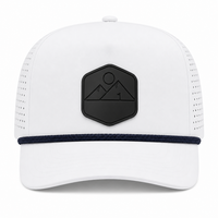 Casquette de baseball unisexe vierge à 5 panneaux en polyester imperméable perforée au laser pour le sport, la course et l'extérieur, personnalisable avec logo