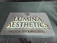 Letras de Canal con Logotipo Corporativo en Metal Dorado 3D Personalizadas con Iluminación LED, Letreros Exteriores para Montar en la Pared