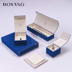 Boîte à bijoux personnalisée Boyang, forme de livre à fermeture magnétique bleue, avec pendentif anneau - Product Image 6