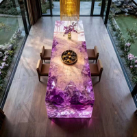 Table de réception moderne de luxe, salon d'hôtel, grand design d'intérieur commercial, comptoir de bar en résine transparente, cristal vert