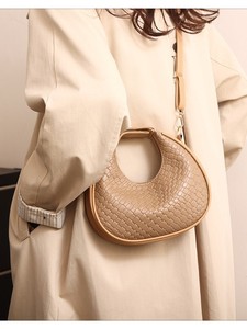 Bolsos de Mano de Piel Sintética para Mujer, Diseño de Media Luna, con Cadena, Cierre y Correa Ajustable, Venta al Por Mayor - Product Image 6