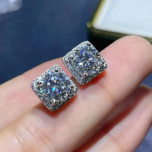 Orecchini a perno con zirconi taglio Princess Squarellus, montatura pavé in oro bianco, gioielli geometrici classici unisex per feste - Product Image 3
