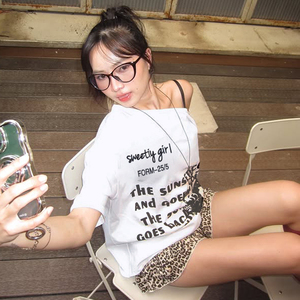 Haut d'été à manches courtes en coton imprimé tricoté éco-responsable, coupe ample, style décontracté streetwear, épaules dénudées pour femme - Product Image 3