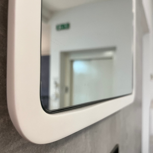 Miroir de salle de bain rectangulaire avec cadre blanc mat intégré et coins arrondis, design moderne et élégant pour la zone de la coiffeuse ou de l'évier - Product Image 3