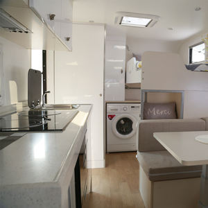 Remolque de Viaje 4x4, Diseño Ligero, Estilo Moderno, Caravana de Doble Eje con Baño y Cocina para Campamentos Familiares - Product Image 2