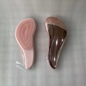 Spazzola Magica Elettrica Rosa in Nylon Morbido con Finitura Opaca per Districare le Extension dei Capelli con Logo Personalizzato - Product Image 2