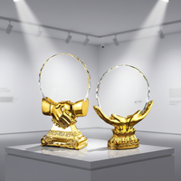 Ensemble de trophées en résine et cristal sur le thème des affaires (design mains/serre-poignée) pour la collaboration et la reconnaissance de l'honneur