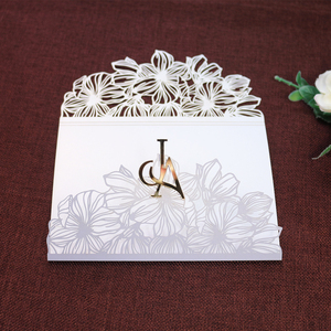 Boîte à invitations de mariage personnalisée en velours blanc avec un élégant couvercle découpé au laser, fermeture à loquet, feuille d'or, ruban en acrylique transparent - Product Image 5