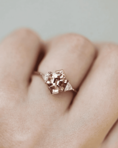 Bague de fiançailles en moissanite taille hexagonale 2,00 carats, plaqué or rose 14K, sertissage clos, 3 pierres, tendance, pour demande en mariage - Product Image 5