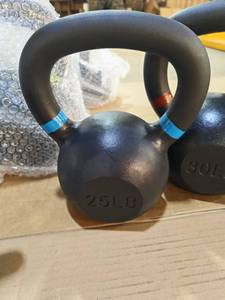 Equipo <span class=keywords><strong>de</strong></span> <span class=keywords><strong>Entrenamiento</strong></span> <span class=keywords><strong>de</strong></span> Fuerza para Gimnasio, Kettlebell <span class=keywords><strong>de</strong></span> Hierro Fundido con Pintura Negra en Aerosol <span class=keywords><strong>de</strong></span> 5-50 Libras, Logotipo Personalizado, Silencioso, Protege el Piso - Product Image 1