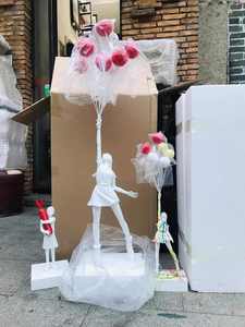 Scultura Pop Art Banksy Ragazza con Palloncino a Cuore, Statua Moderna in Resina per Arredamento Casa, Ufficio e Gallerie d'Arte - Product Image 5