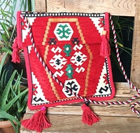 Sac à bandoulière vintage pour femme, motif authentique oriental anatolien, avec pompon, en tissu de coton rouge, longue sangle, style nomade