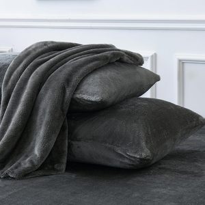 Luxe hiver 4 pièces rayé <span class=keywords><strong>flanelle</strong></span> polaire ensembles de draps épaissir chaud moelleux ensemble de literie housse de couette <span class=keywords><strong>taie</strong></span> d'<span class=keywords><strong>oreiller</strong></span> King Size en gros - Product Image 2