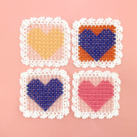 En stock, sous-couche créative carrée en forme de cœur, faite main, perlée, au crochet, résistante à la chaleur, avec perles en plastique modernes, pour poche de vêtement