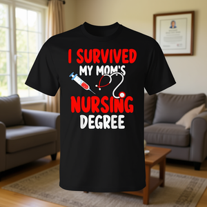 Camiseta con la frase "Sobreviví a la carrera de enfermería de mi mamá", regalo para el Día de la Madre - Product Image 3