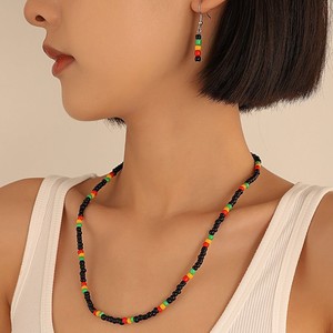 Collar Étnico con Cuentas de Resina Redondas para Mujer, en Negro, Rojo, Amarillo y Verde, Joyería Casual para Uso Diario - Product Image 1