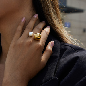 Anel de Aço Inoxidável Banhado a Ouro 18K com Pérolas Duplas e Abertura, para Homens e Mulheres, Presente Moderno, Tamanho Versátil, Resistente ao Desbotamento - Product Image 2