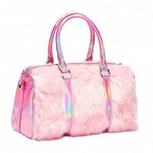 Sac de voyage en fourrure rose holographique laser PU tendance hiver 2023, sac de voyage en peluche pour femmes - Product Image 1
