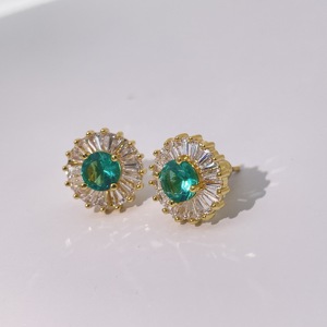 Pendientes de Botón Clásicos y Elegantes de Lujo para Mujer de Tianyu Gems, Hechos de Latón Chapado en Oro con Circonita Verde y Blanca con Corte Esmeralda - Product Image 2